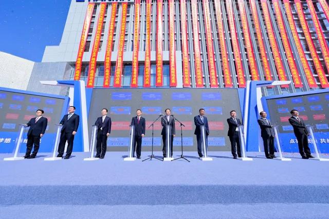 廈門天馬顯示舉行第六代柔性AMOLED生產線項目產品點亮儀式